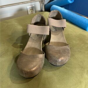 Size 7.5 Madeline closed toe wedge sandal Chrome gold metallic shimmer shoes